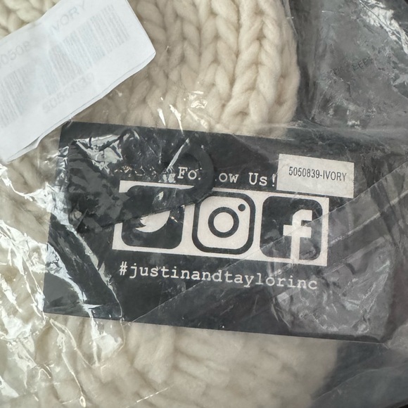 NWT Womens Beanie - unused still in packaging Fashion Nova Ivory color - Picture 4 of 4